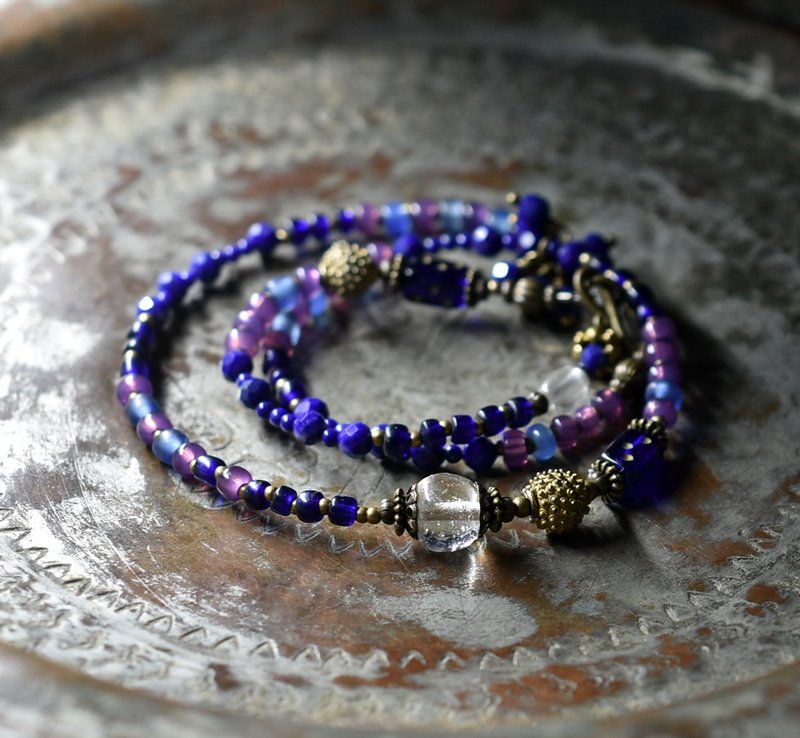 瑠璃色ダイスビーズとクリアビーズ、つぶつぶブラス、瑠璃色とすみれ色ビーズ、ラピスのネックレス - 項鍊 - 玻璃 藍色