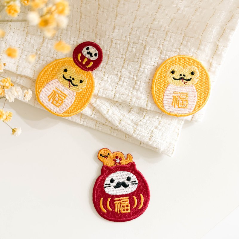 【巳蛇】蛇年 金幣達摩|燙貼|刺繡貼紙|撕開即貼 - 貼紙 - 繡線 黃色