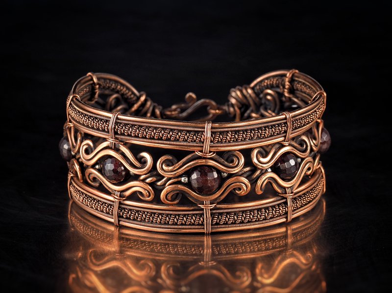 Copper wire wrapped garnet bracelet Unique bangle 7th Wedding Anniversary - สร้อยข้อมือ - เครื่องเพชรพลอย สีแดง