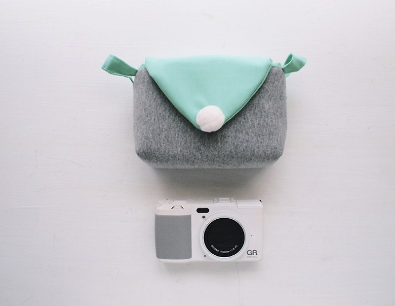 Charlotte Wang訂製。素面三角信封簡約活動扣帶相機包拉鍊款-灰+L水藍 - 相機袋 - 棉．麻 藍色