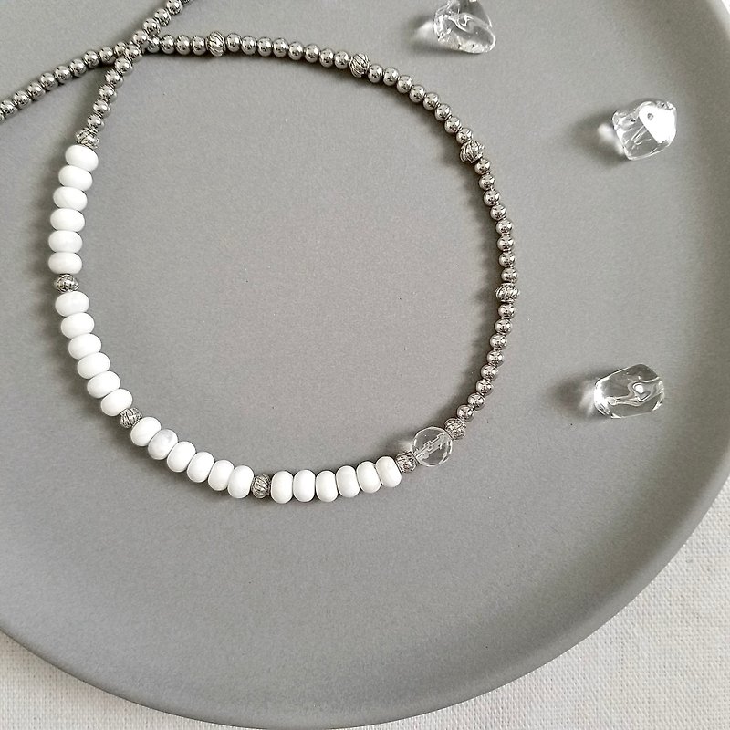 Howlite, Clear Quartz, Silvery Metal Beads Asymmetric Necklace || Unisex Choker - สร้อยคอ - คริสตัล ขาว