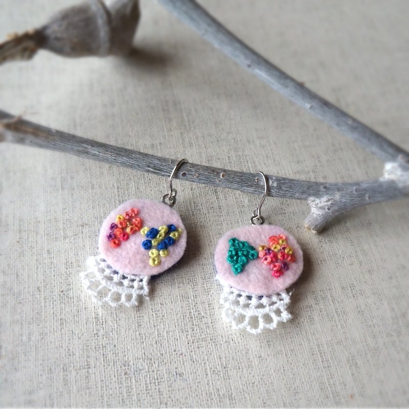 Hand embroidery pierced earring"dot ribbon"[order-receiving production] - Earrings & Clip-ons - Thread Pink
