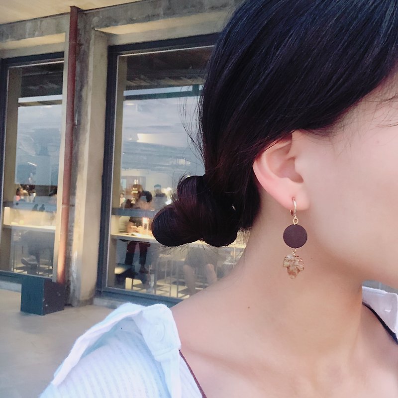 When Feng Hong is in love with wooden pin/clip earrings - Earrings & Clip-ons - Colored Glass Brown