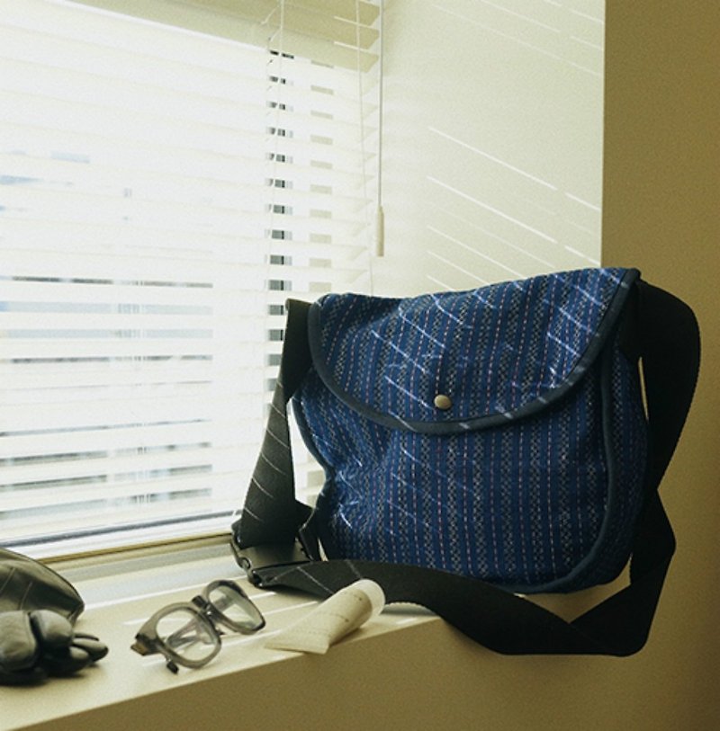 藍條紋土布 寬背帶斜背包 YKK拉鏈 背包可調節長度 藍染手織布 - 側背包/斜孭袋 - 棉．麻 藍色