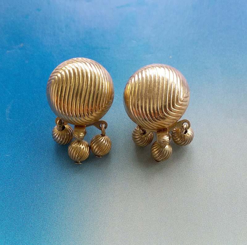 Vintage Jewelry 西洋古董飾品 SARAH COV Golden Wardrobe 夾式耳環 - ต่างหู - วัสดุอื่นๆ สีทอง