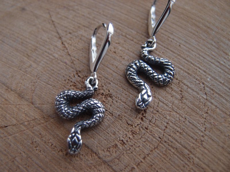 Sterling silver snakes earrings FREE SHIPPING - 耳環/耳夾/耳骨夾 - 純銀 銀色