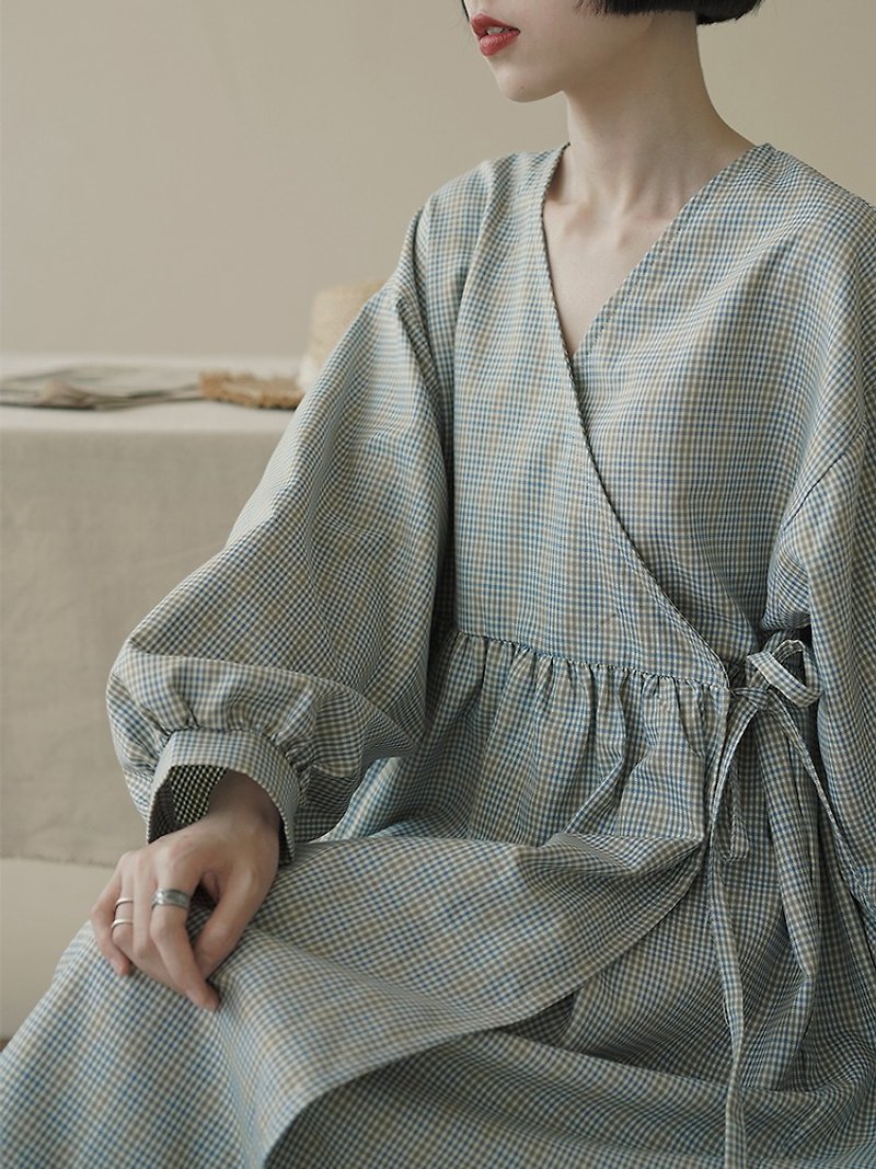 Light blue kimono style wide loose dress checkered yarn-dyed material improved V-neck high waist slimming dress - ชุดเดรส - ผ้าฝ้าย/ผ้าลินิน สีน้ำเงิน