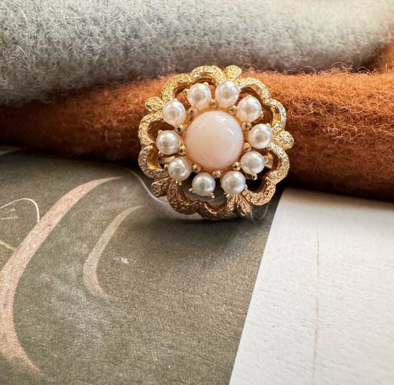 Antique Sarah Cov gold carved pearl pale pink flower ring RIN168A - แหวนทั่วไป - โลหะ สีเงิน