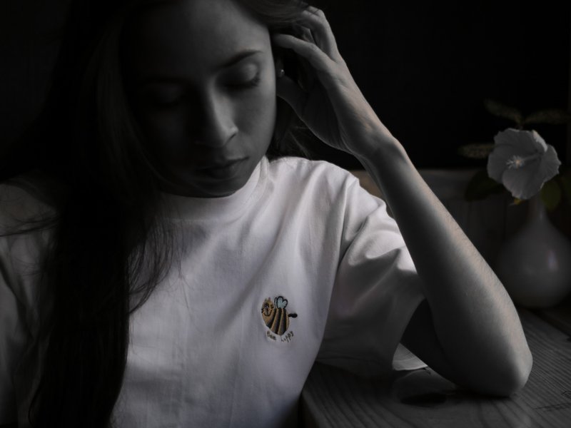 Bee happy /  上衣  刺繡 T-SHIRT  (中性版) - 女 T 恤 - 棉．麻 白色