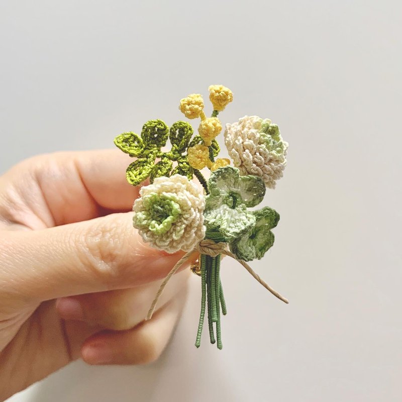 白詰草 • White Clover  Mimosa 胸針 鉤花編織 客製 飾品 花草 - 胸針 - 棉．麻 綠色