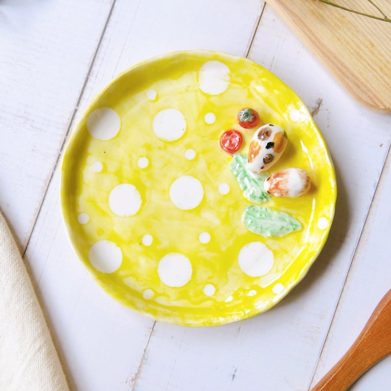 [Handmade Plate Gift Box] Guinea Pig Eat-Yellow Dot Style (Large Plate) | Ceramic Card Writing - จานและถาด - เครื่องลายคราม สีเหลือง