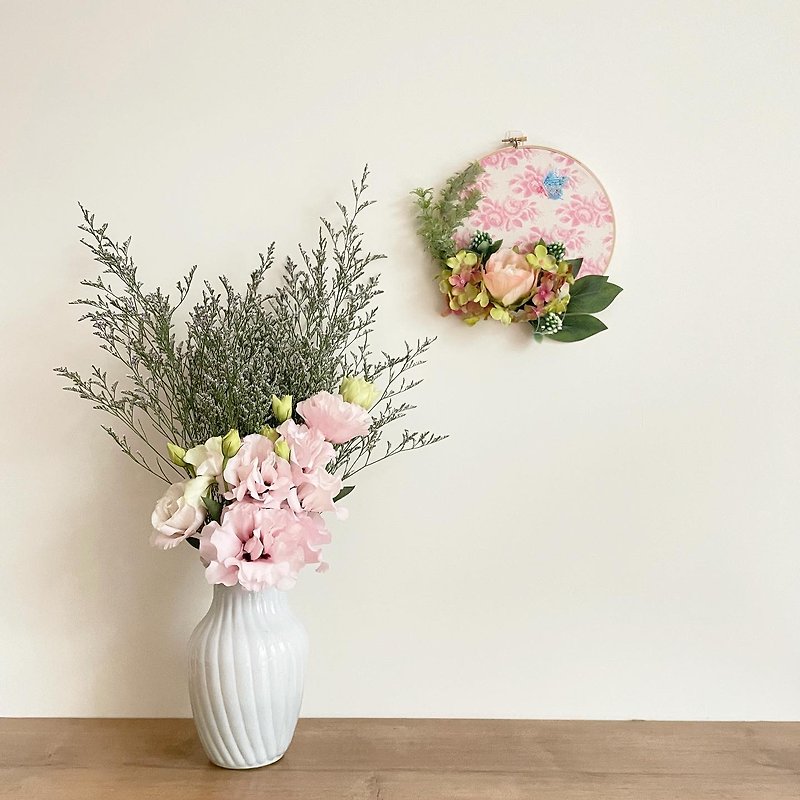 【受注生産】バラと蝶々の刺繍枠飾り - 置物 - コットン・麻 ピンク