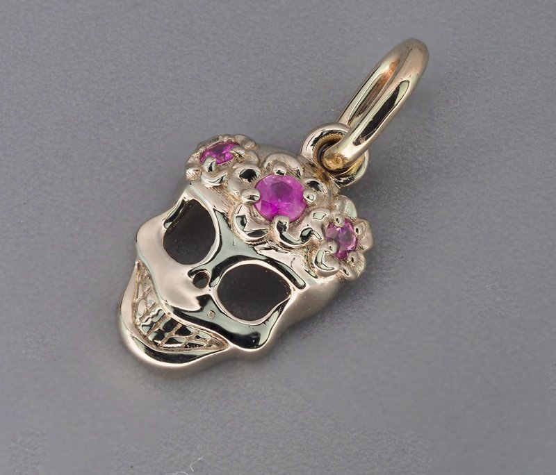 Skull pendant with flowers with sapphires - Necklaces - Precious Metals Gold