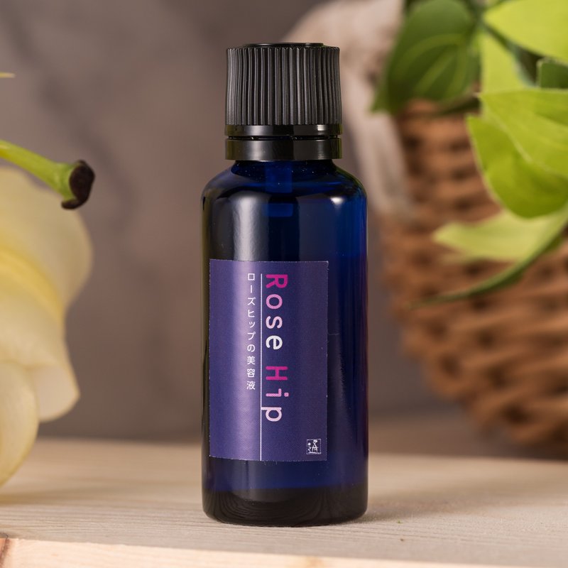 玫瑰果精華液 30ml 完全不含合成添加物及酒精, 100%白樺樹液之美容液。 搭配以人蔘根萃取出的植物膠原, 創造完美的肌膚。 - 精華液/精華油 - 植物．花 藍色