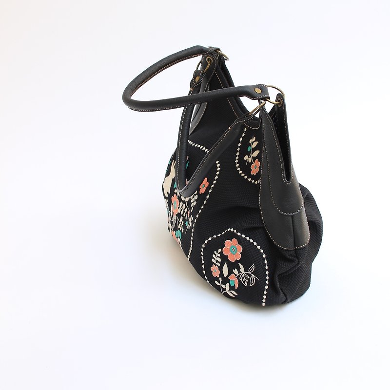 Rabbit garden embroidery · Granny bag - กระเป๋าแมสเซนเจอร์ - เส้นใยสังเคราะห์ สีดำ
