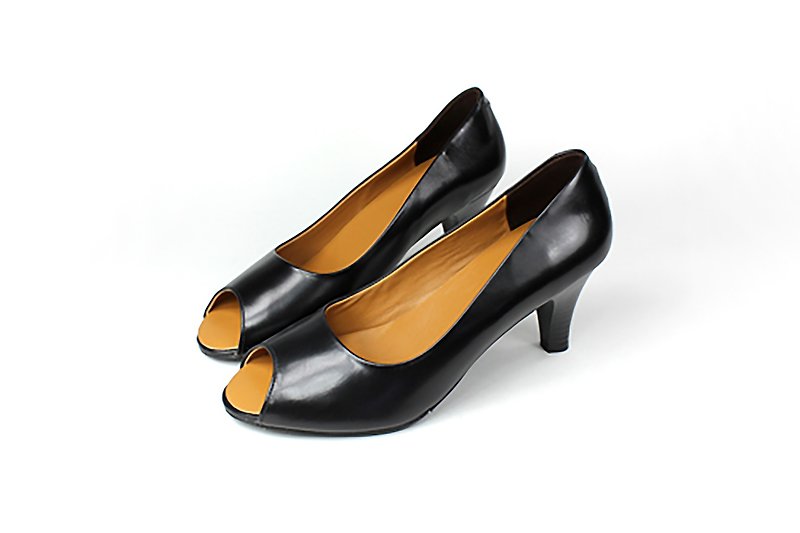 หนังแท้ รองเท้าส้นสูง สีดำ - Black fish heel shoes