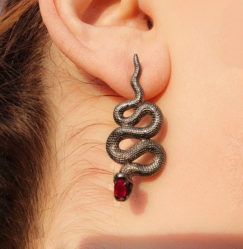 Massive Snake earrings with Rubies in opened mouth and diamonds in eyes. - 耳環/耳夾/耳骨夾 - 貴金屬 橘色