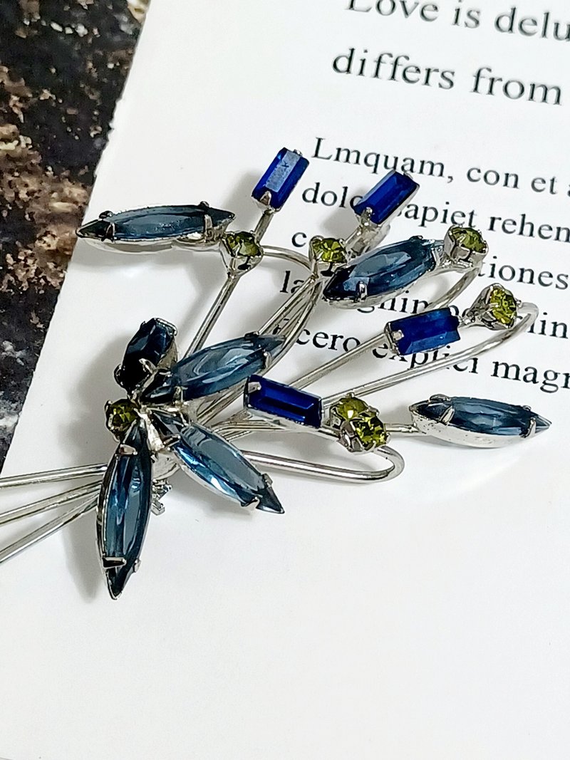 vintage jewelry 古董立體萊茵石花束 別針 胸針 - 胸針 - 其他金屬 