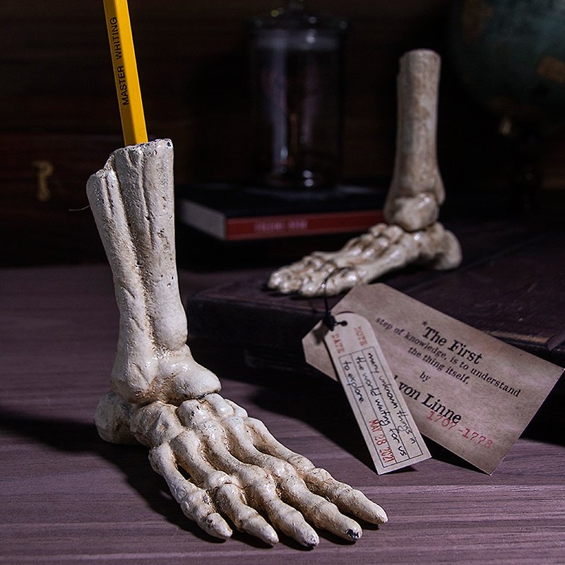 Cast iron skeleton foot shape pen holder skeleton - กล่องใส่ปากกา - วัสดุอื่นๆ 
