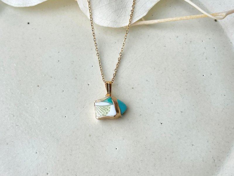 有田焼　金継ぎ　ネックレス　サージカルステンレスチェーン　アレルギー対応　18K　白い花柄　ターコイズ　天然石　伝統工芸　No.294 - 項鍊 - 陶 白色