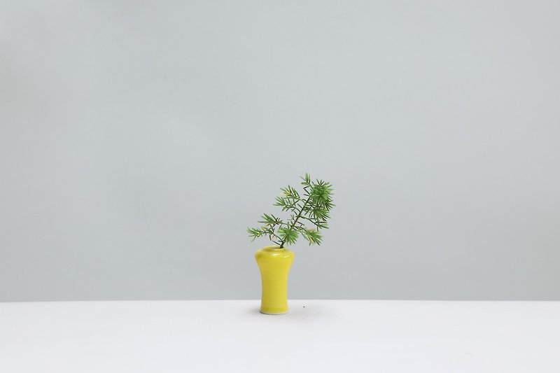 ハンドメイドのオリエンタル美的セラミックミニ花器-梅 - 花瓶・植木鉢 - 磁器 イエロー