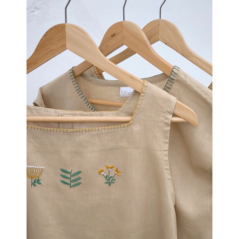 Embroidery | Linen | Light brown square sleeveless shirt - 女上衣/長袖上衣 - 棉．麻 卡其色