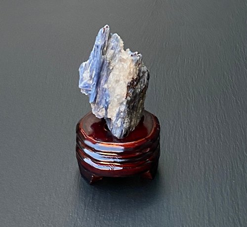 fitter 手串充電站-天然原礦藍晶石共生石榴石及鏡鐵礦及白水晶 養水晶