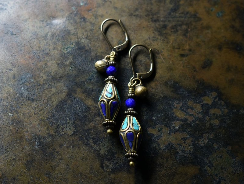 Lapis lazuli and turquoise inlaid beads and lapis lazuli, ethnic bell earrings - ต่างหู - โลหะ สีน้ำเงิน