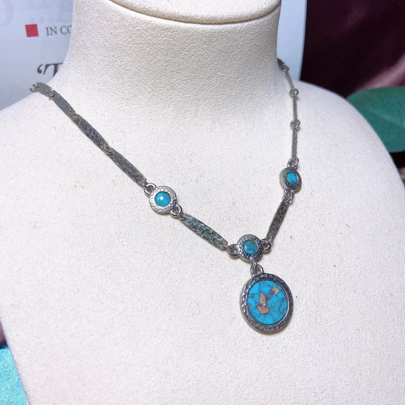 [Western antique jewelry] Sarah cov hammer pattern turquoise texture pendant inlaid necklace - Necklaces - Precious Metals Blue