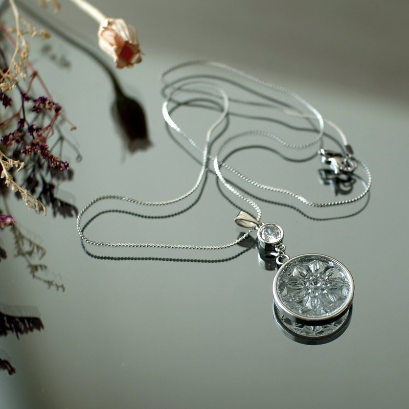 Begonia flower glass necklace - สร้อยคอ - วัสดุอื่นๆ หลากหลายสี