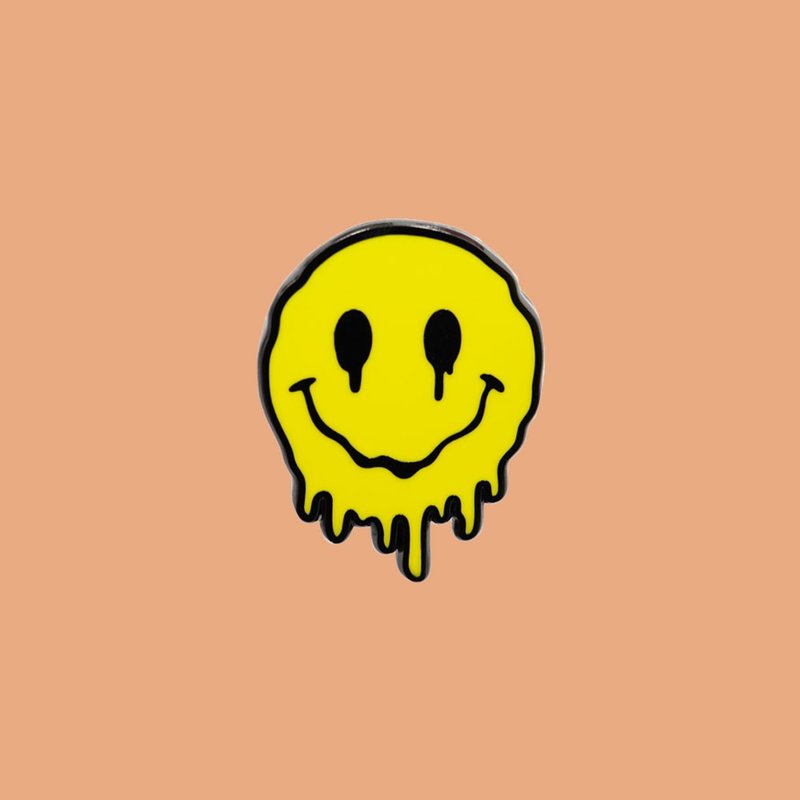 MELTING SMILEY PIN BADGE BROOCH - 胸針 - 其他金屬 黃色