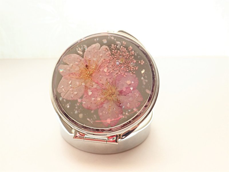 桜吹雪　押し花のピルケースL　ミラー付き - メイク道具・鏡・ブラシ - 寄せ植え・花 ピンク