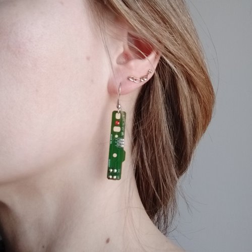 Cyberpunk Jewelry Boutique 單個賽博朋克耳環回收。 電路板耳環男女皆宜。 資料晶片耳環