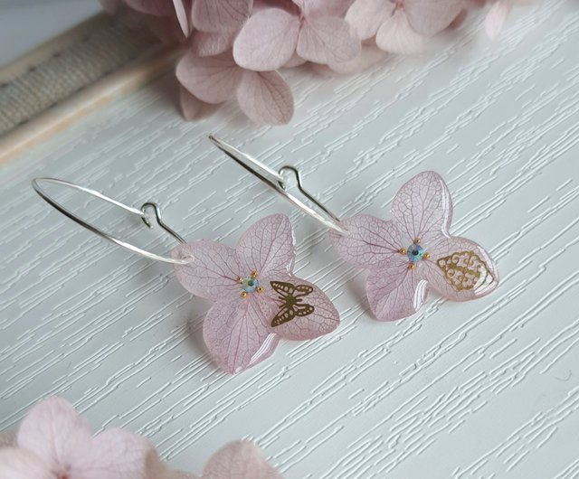 ハンドメイドレジン製あじさいプリザーブドフラワーピアス