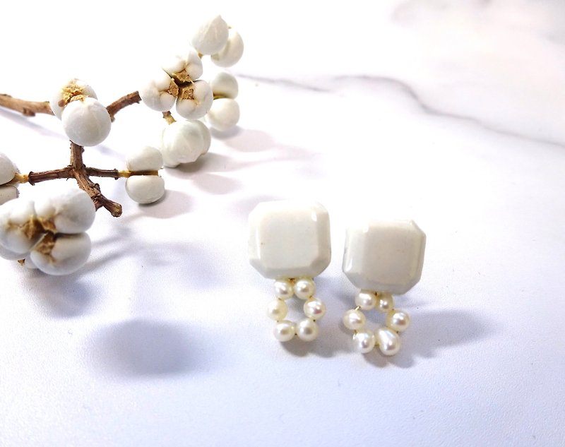 circle pearl pierce /earring・ice color - Earrings & Clip-ons - Pottery White