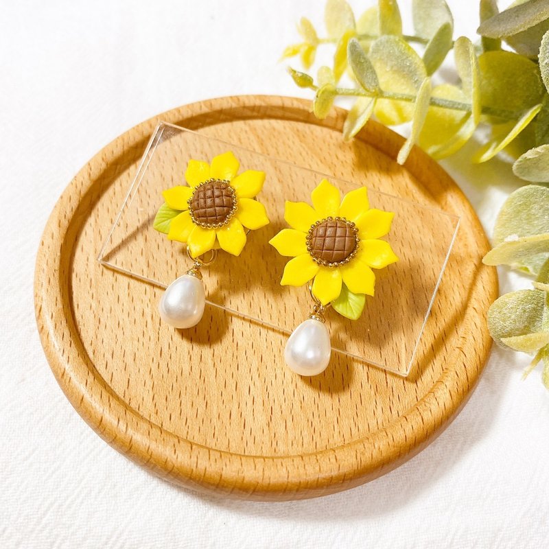 Simple Pearl Sunflower Handmade Earrings | Clay Earrings - ต่างหู - ดินเหนียว สีเหลือง