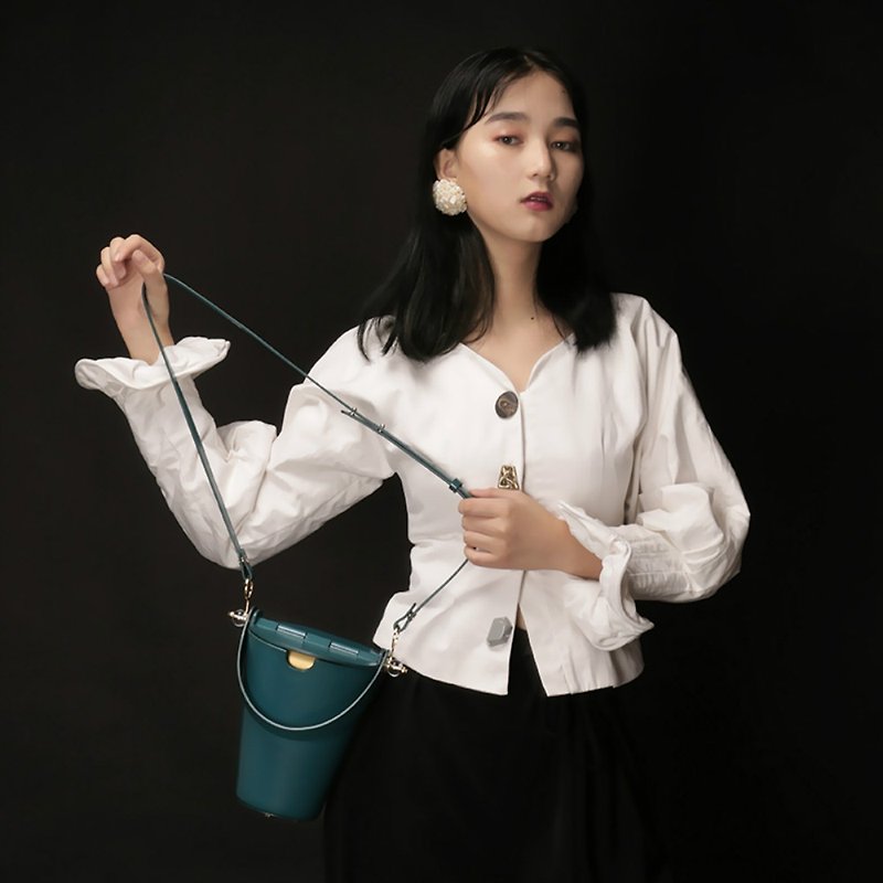 Blue top layer cowhide round bucket bag side back handcuffs dual-use leather bag girl heart macarons - กระเป๋าแมสเซนเจอร์ - หนังแท้ สีน้ำเงิน
