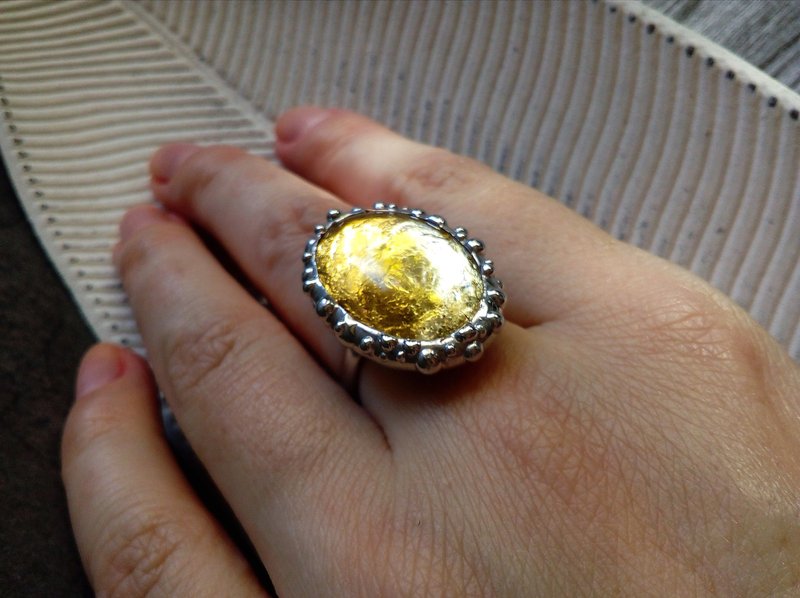Golden potal oval stained glass ring. sunshine summer ring. tin soldered ring. - 戒指 - 玻璃 金色