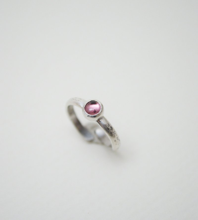 Simple small stone-Pink Tourmaline‧Oxidized Silver Forging‧Hammered Open Ring - แหวนทั่วไป - เงินแท้ สึชมพู