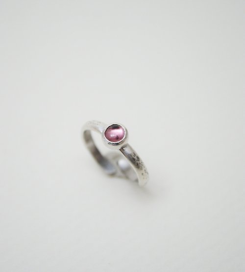 Ji Moi 簡單小石系列-粉紅電氣石(碧璽)‧鍛敲‧純銀硫化染黑開放式戒指