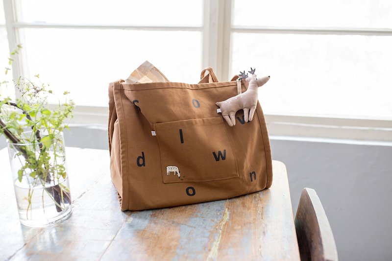 Slow Living Series Embroidered Large Eco Backpack Brown Optional Charm - กระเป๋าแมสเซนเจอร์ - ผ้าฝ้าย/ผ้าลินิน สีนำ้ตาล