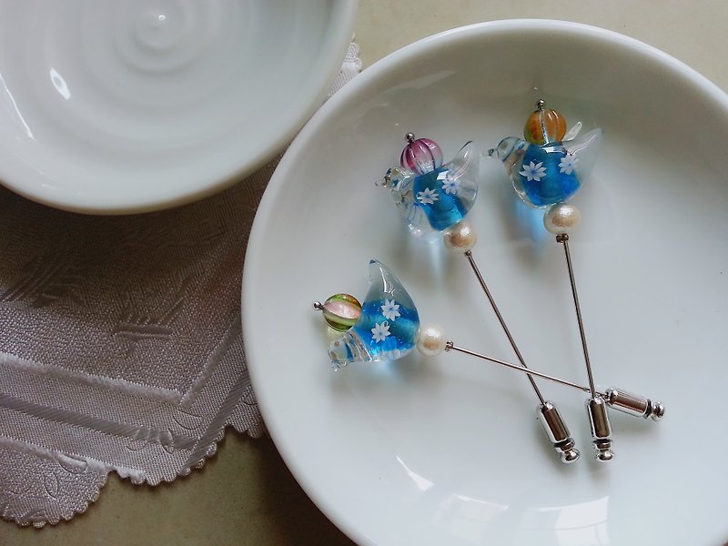 Blue and white pigeon handmade glass tube beads simple pin - เข็มกลัด - แก้ว 