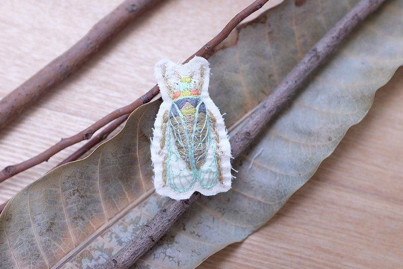 Hong Kong common green cicada bug brooch - Brooches - Thread Green