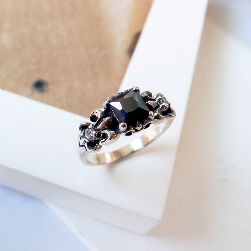 典雅鳶尾花黑方鑽戒指 925純銀飾 客製化戒圍 - 戒指 - 其他金屬 銀色