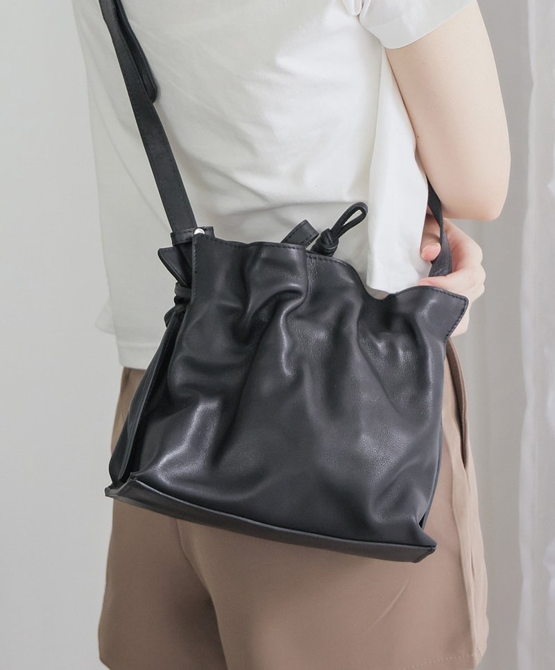 Random Simple Pleated Bucket Bag Side Backpack Black - กระเป๋าแมสเซนเจอร์ - หนังแท้ สีดำ