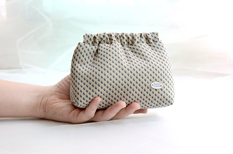 Fluffy Japanese printed fabric flex frame pouch / carry-on bag # blanched almond - กระเป๋าเครื่องสำอาง - ผ้าฝ้าย/ผ้าลินิน 