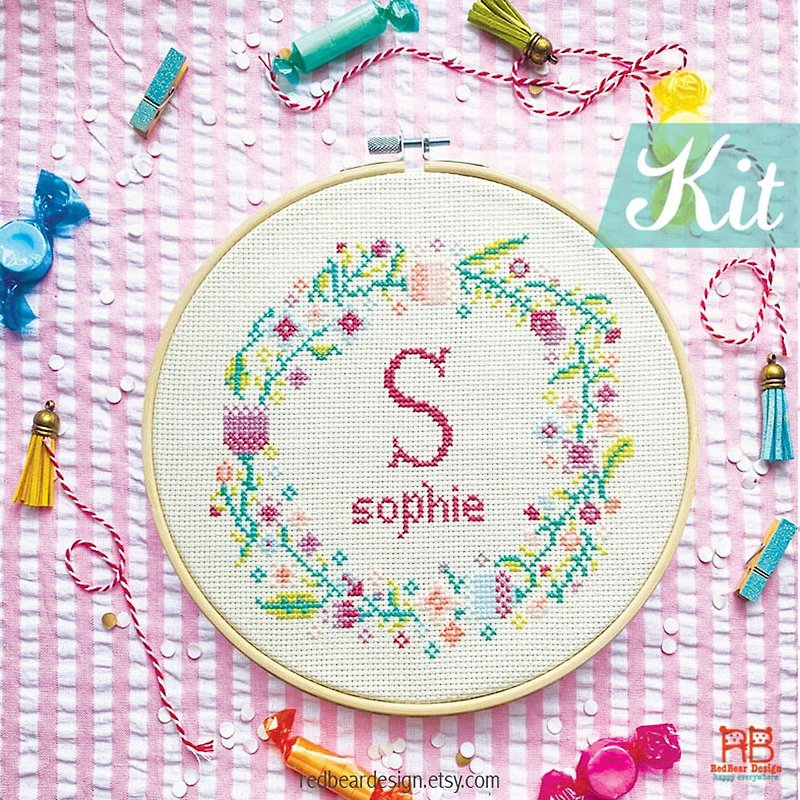 Cross stitch KIT - Mini Flowers Wreaths with Alphabet - เย็บปัก/ถักทอ/ใยขนแกะ - ผ้าฝ้าย/ผ้าลินิน สีม่วง