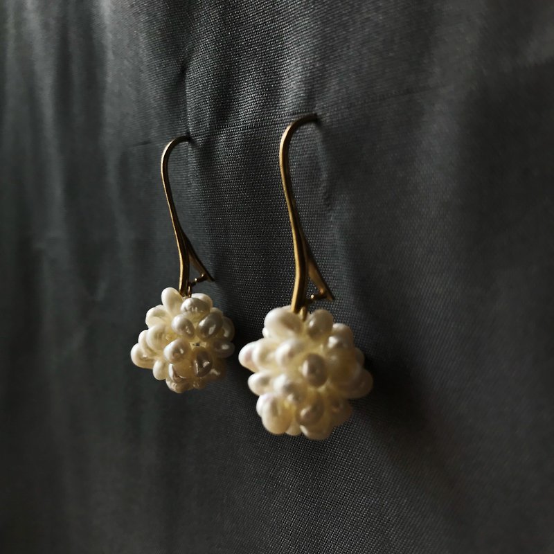Wenrun Pearl Ball Earrings - ต่างหู - ไข่มุก ขาว