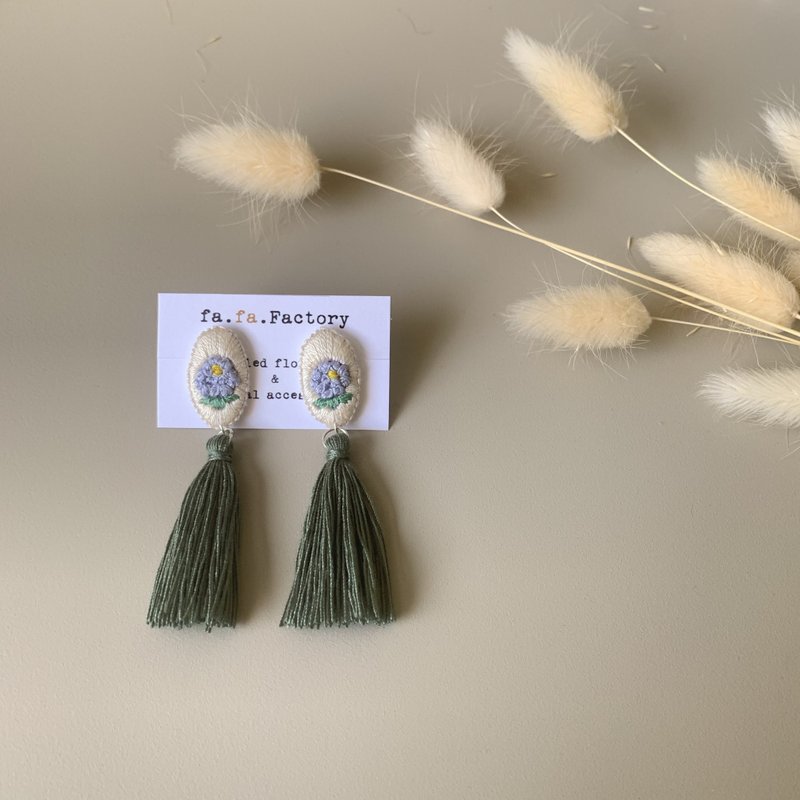 | 茷 | 耳針 | #128 | 手刺繡繡球花流蘇耳環 - 耳環/耳夾/耳骨夾 - 繡線 綠色