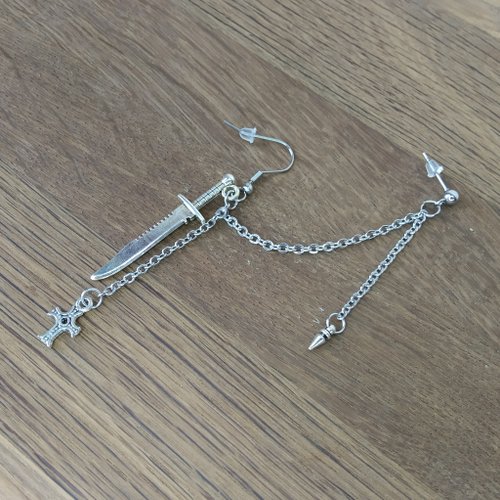 Cyberpunk Jewelry Boutique 單耳環雙穿孔。 帶鍊子和十字架的哥特式劍耳環。